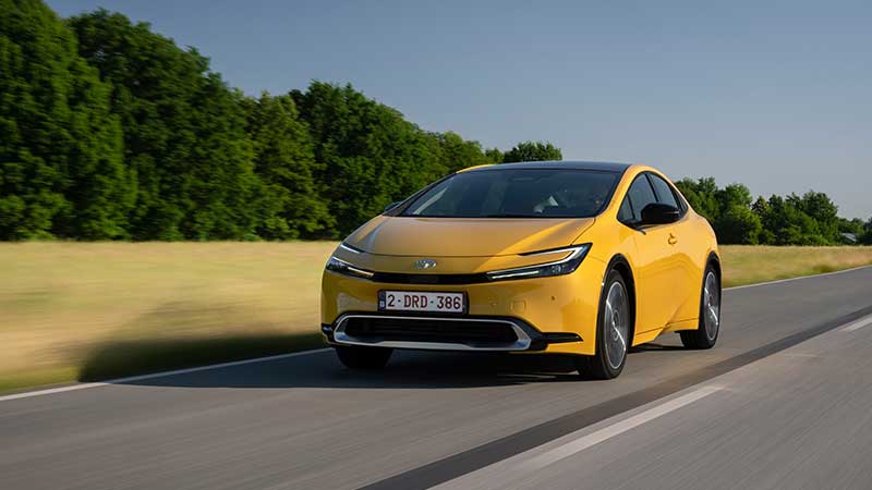 Toyota Prius plug-in amarelo na estrada